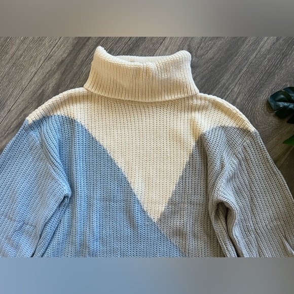 Simplee colorblock knit turtleneck sweater in cream grey blue size small - Picture 6 of 9